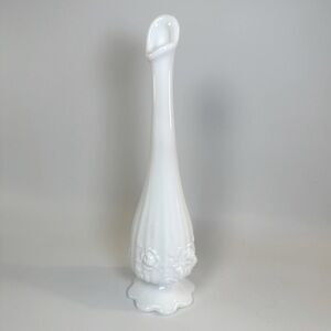 VTG Fenton White Milk Glass Swung Bud Vase Rose Flowers‎ Floral Roses Opaque